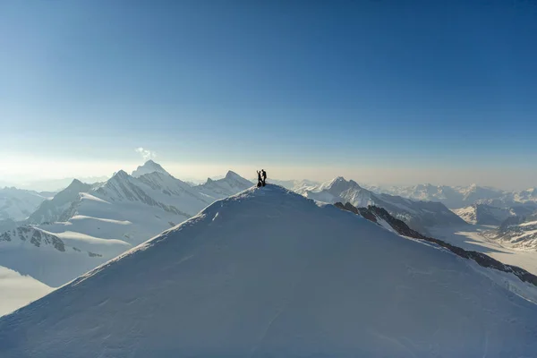 Antenni Näkymä Sveitsi Kiipeilijät Vuorikiipeily Alpeilla Lumen Peitossa Vuoren Huippu — kuvapankkivalokuva