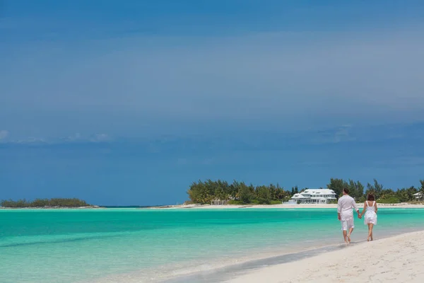 Romantic Male Female Caucasian American Couple Walking Together Tropical Beach — Stockfoto