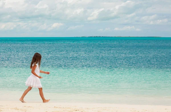 Saudável Relaxado Jovem Caucasiano Criança Sexo Feminino Andando Descalço Praia Imagens De Bancos De Imagens