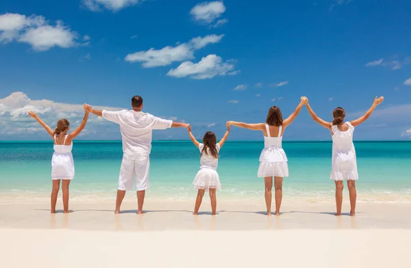 Feliz Jovem Família Caucasiana Juntos Roupas Brancas Mãos Dadas Praia Fotografia De Stock