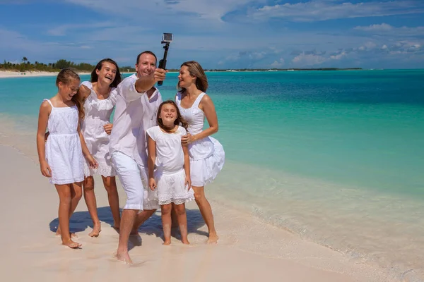 Lykkelig Frisk Hvit Familie Hvite Klær Med Selfiefotografi Tropisk Strand royaltyfrie gratis stockfoto