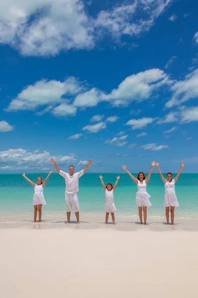 在加勒比海度假的热带海滩浅滩 年轻的白人家庭抱着胳膊站在户外享受自由 快乐的画像 — 图库照片