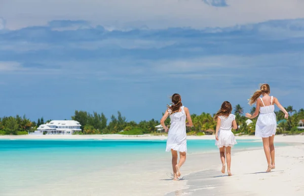 Friska Unga Kaukasiska Kvinnliga Syskon Promenader Karibiska Stranden Semester Genom — Stockfoto