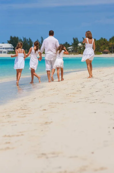 Young Caucasian Parents Children Having Fun Beach Vacation Together Tropical — ストック写真