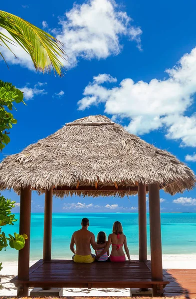 可爱的白人父母 带着女儿住在热带竹屋里 享受假期 在加勒比海海滨户外聚居 — 图库照片