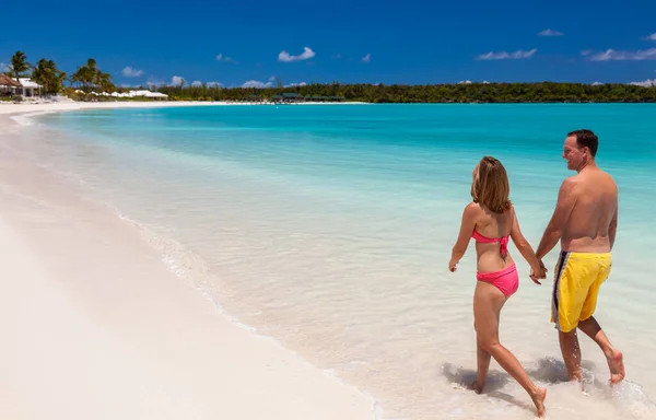 Beraberliğin Tadını Çıkaran Mutlu Beyaz Erkek Kadın Lüks Tropikal Bahamalar — Stok fotoğraf