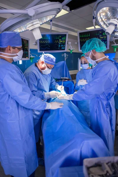 医院手术室 由白种人医生配戴Ppe 对病人进行腹腔镜手术 — 图库照片
