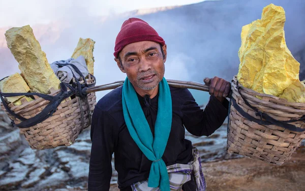 Java Ijen Indonesian Worker Manually Carrying Sulphur Blocks Volcano Rim — Stock Photo, Image