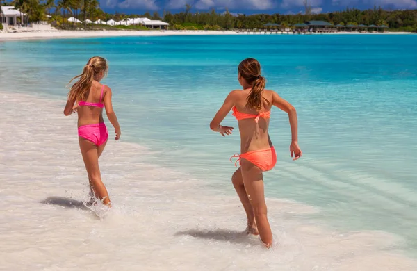 Carefree Young Caucasian Sisters Wearing Colourful Swimwear Running Barefoot Tropical — Stock Photo, Image
