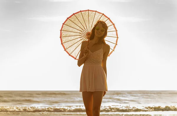 Jong Blank Meisje Boheemse Jurk Draagt Een Zonnebril Draagt Parasol — Stockfoto