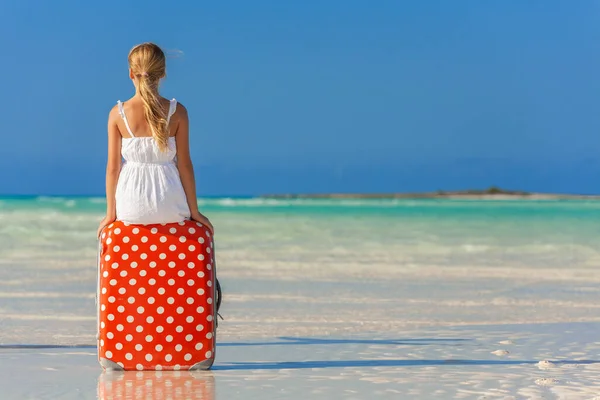 สาวน Caucasian สวมเส าลองส ขาวก แดง Polka ดกระเป าเด นทางบนชายหาดว — ภาพถ่ายสต็อก