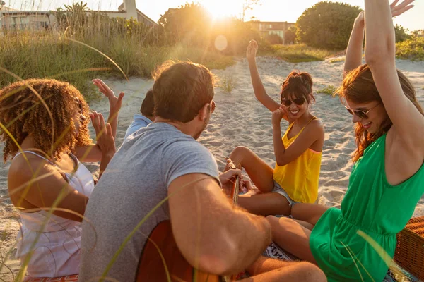 Щасливі Багато Етнічних Друзів Сонцезахисних Окулярах Насолоджуються Безтурботним Пляжним Відпочинком — стокове фото