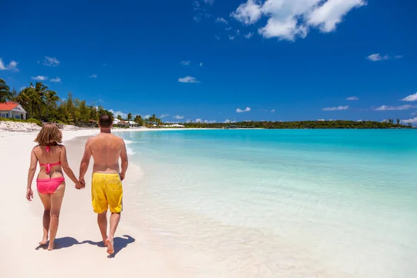 Pareja Caucásica Sana Cariñosa Que Usa Trajes Baño Coloridos Tomados —  Fotos de Stock