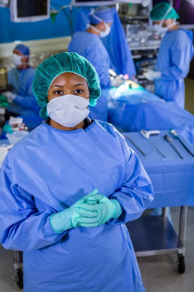 Портрет Афроамериканской Медсестры Первой Линии Больнице Сиз Стерильные Скраб Перчатки — стоковое фото