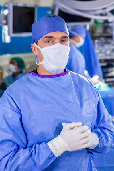 Ammattimainen Valkoihoinen Mies Terveydenhuollon Etulinjassa Lääkäri Sairaalassa Ppe Steriili Hangata — kuvapankkivalokuva