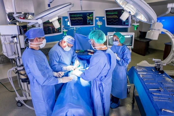 Χειρουργική Ομάδα Στο Χειρουργείο Του Νοσοκομείου Καυκάσιο Άνδρα Γιατρό Που — Φωτογραφία Αρχείου
