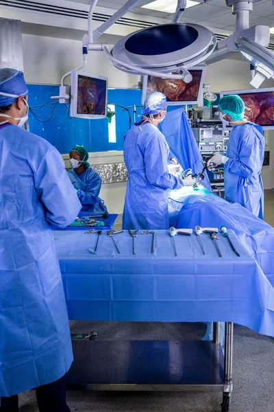 医院手术室多族裔外科医生医疗小组在洗浴间用外科腹腔镜器械进行手术 — 图库照片