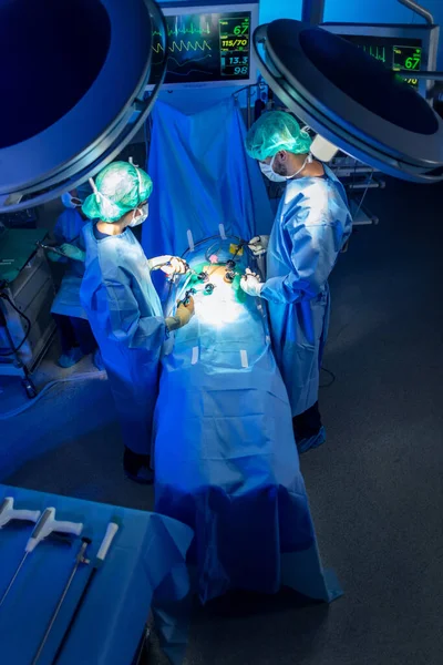 Mies Naiskirurgit Jotka Käyttävät Henkilönsuojainta Sairaalan Leikkaussalissa Suorittavat Ortopedisiä Leikkauksia — kuvapankkivalokuva