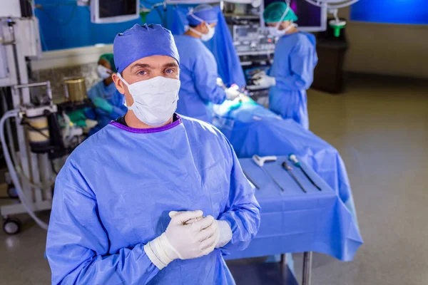 Muotokuva Valkoihoinen Mies Terveydenhuollon Etulinjassa Lääkäri Sairaalassa Ppe Steriili Hangata — kuvapankkivalokuva