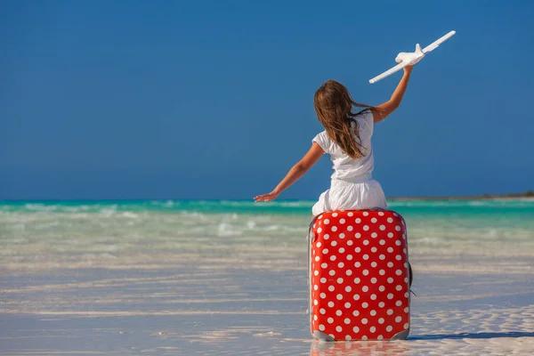 สาวน Caucasian บเคร องบ งบนส แดง Polka ดกระเป าเด นทางบนชายหาดว — ภาพถ่ายสต็อก