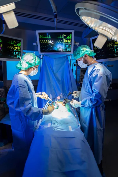 Medicinske Frontlinjekirurger Iført Personlige Værnemidler Udfører Laparoskopisk Nøglehul Kirurgi Patienten - Stock-foto