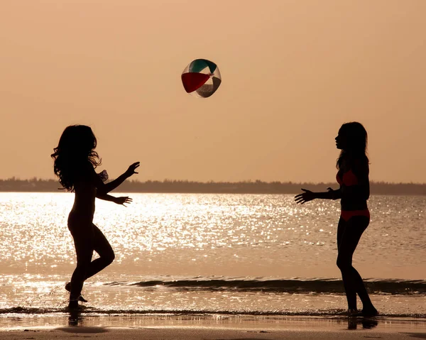 Молодые Женщины Силуэте Наслаждаются Дружбой Отдыхе Вместе Играя Мяч Пляже — стоковое фото