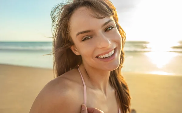 Muotokuva Hymyilevä Nuori Amerikkalainen Nainen Turisti Rannalla Nauttia Vapaasta Soololomailusta — kuvapankkivalokuva