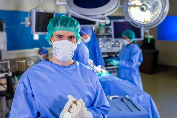 Muotokuva Valkoihoinen Mies Terveydenhuollon Etulinjassa Lääkäri Sairaalassa Ppe Steriili Hangata — kuvapankkivalokuva