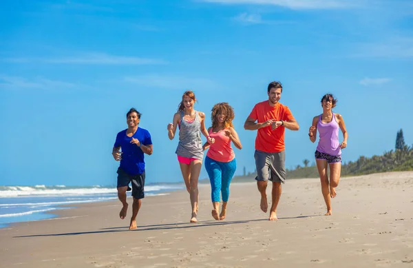 Happy Young Friends Healthy Lifestyles Having Fun Jogging Barefoot Sand — ストック写真
