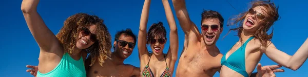 Panoramic View Happy Young Friends Swimwear Sunglasses Having Fun Beach — kuvapankkivalokuva