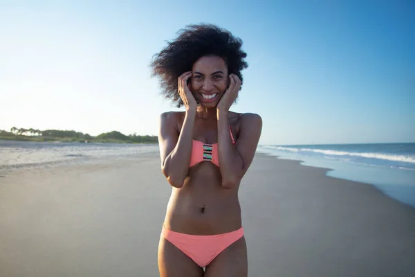 夏休みに一人旅を楽しむ豪華なビーチリゾートで海によって幸せな若いアフリカ系アメリカ人女性 — ストック写真
