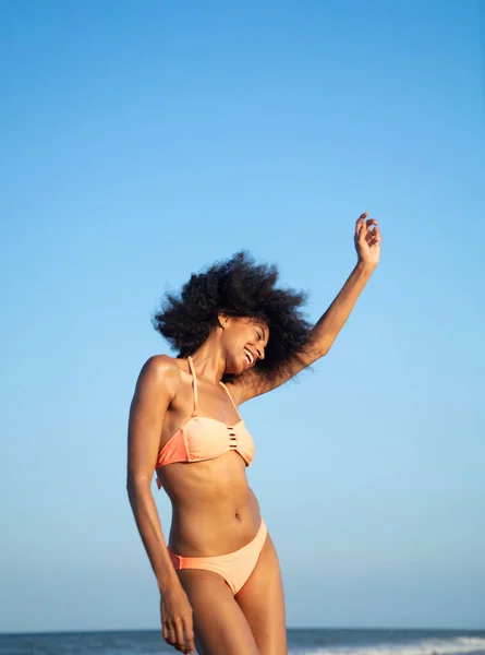Diversão Sol Para Menina Afro Americana Feliz Roupa Banho Dançando — Fotografia de Stock