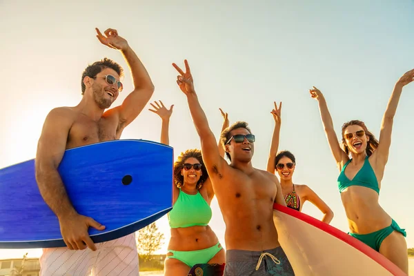 Святкування Пляжі Щасливих Молодих Друзів Купальнику Сонцезахисних Окулярах Люблячого Життя — стокове фото