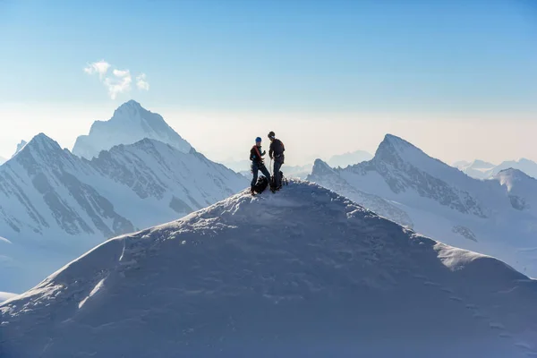 Воздушный Вид Швейцарии Альпинистов Вершине Два Успешных Альпинистов Заснеженных Горах Стоковая Картинка