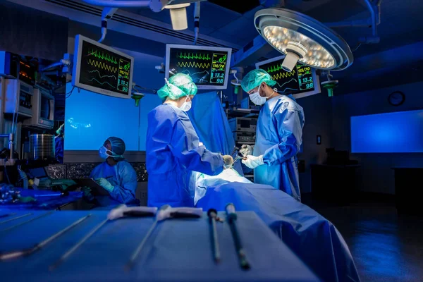 医院手术室的外科手术程序 医护人员佩戴刷子 用消毒设备进行锁孔手术 图库照片