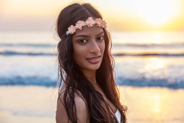 Mulher Indiana Jovem Pelo Oceano Sorrindo Vestindo Flor Headband Relaxante — Fotografia de Stock