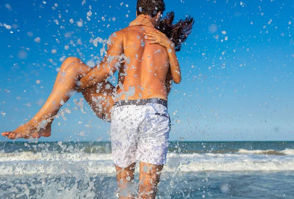 Divertida Pareja Étnica Joven Saludable Traje Baño Corriendo Las Olas — Foto de Stock