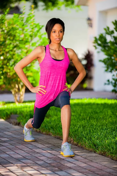 健康的なアクティブなワークアウトの後 郊外の環境で屋外ストレッチスポーツウェアで若いアフリカ系アメリカ人女性にフィット — ストック写真