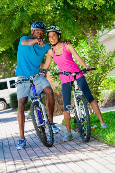 Αγαπώντας Τους Νέους Afro Αμερικανικό Ζευγάρι Ποδήλατα Φορώντας Κράνη Κύκλο — Φωτογραφία Αρχείου