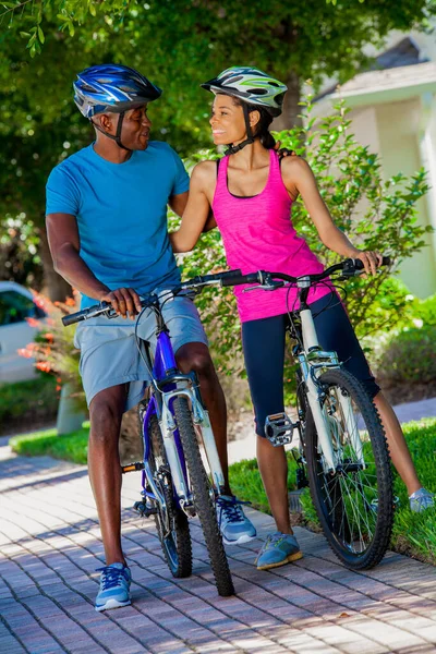 Αγαπώντας Νέους Afro Αμερικανικό Ζευγάρι Φορώντας Κράνη Ποδήλατο Ποδήλατα Ευτυχισμένοι — Φωτογραφία Αρχείου