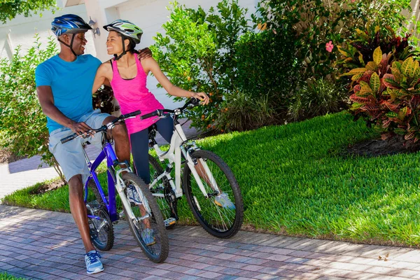 Αγαπώντας Νέους Afro Αμερικανικό Ζευγάρι Ποδήλατα Φορώντας Κράνη Ποδήλατο Χαμογελώντας — Φωτογραφία Αρχείου