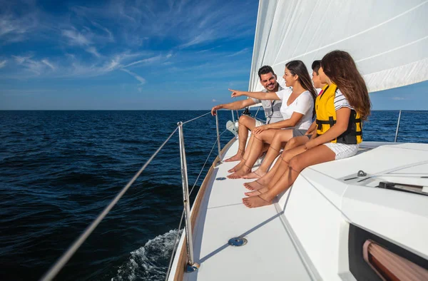 Latin American Parents Son Daughter Lifejackets Enjoying Outdoor Living Sailing — Zdjęcie stockowe