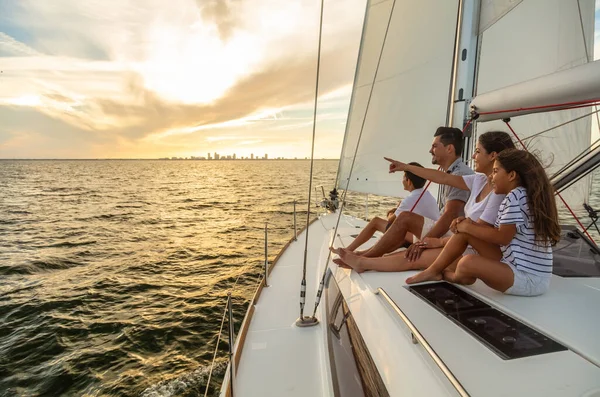 Fun Travel Adventures Sea Happy Young Latino Family Sailing Ocean — Stock Photo, Image