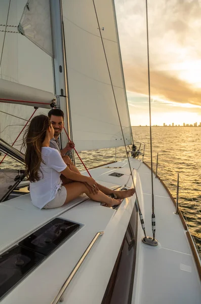 Happy Young Hispanic Couple Luxury Lifestyle Enjoying Romantic Getaway Sailing — Stock Photo, Image