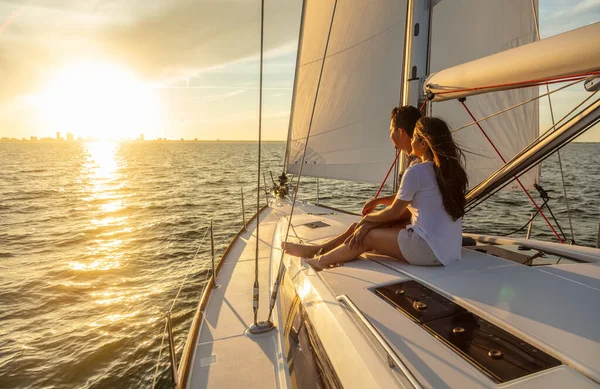 Fun Adventures Sea Attractive Young Hispanic Couple Luxury Lifestyles Relaxing — Stockfoto