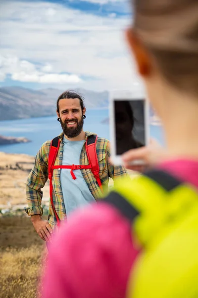 Joven Viajera Caucásica Tomando Una Foto Teléfono Inteligente Amigo Excursionista — Foto de Stock