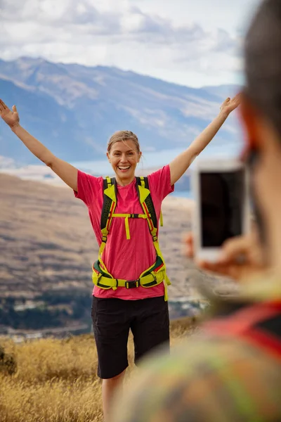 Hombre Caucásico Feliz Usando Tecnología Teléfono Inteligente Tomando Una Foto — Foto de Stock