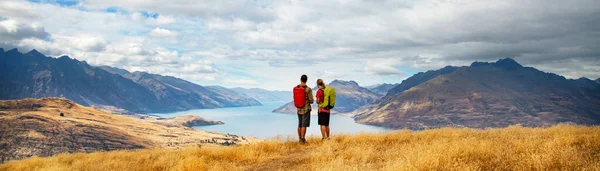 Панорама Пригодницької Туристичної Пари Нової Зеландії Рюкзаками Під Час Відпочинку — стокове фото