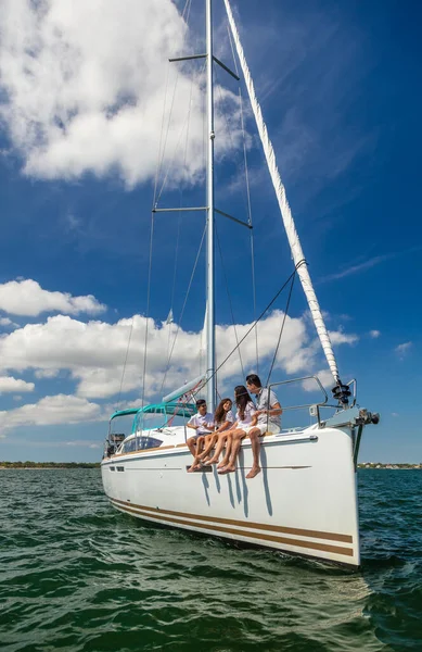 Latino Parents Young Children Enjoying Healthy Outdoor Vacation Tropical Destination — Photo