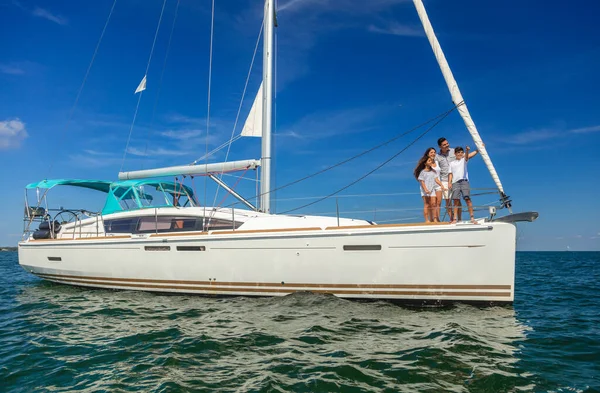 Private Yacht Sailing Tropical Ocean Young Latino Family Standing Bow — Photo
